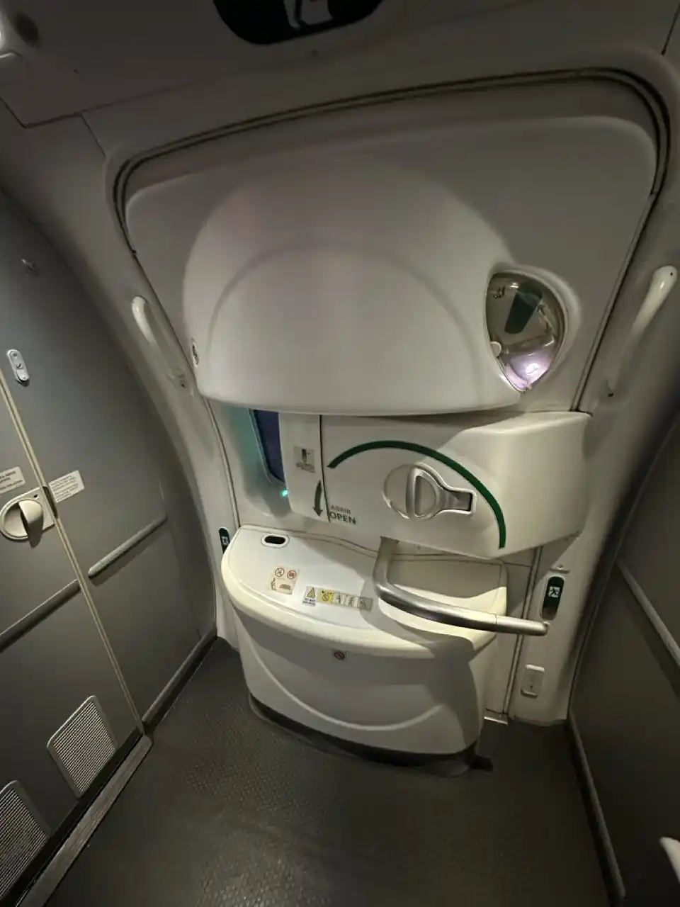 Aeromexico 787-8 Business Class from Seoul to Mexico City: Galley