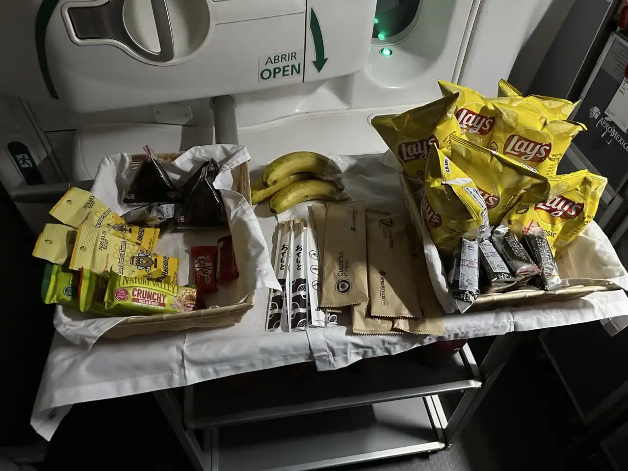 Aeromexico 787-8 Business Class from Seoul to Mexico City: Snacks