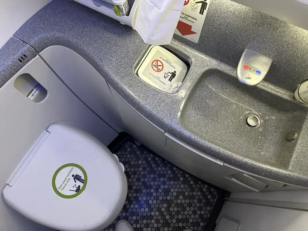 Aeromexico 787-8 Business Class from Seoul to Mexico City: Lavatories