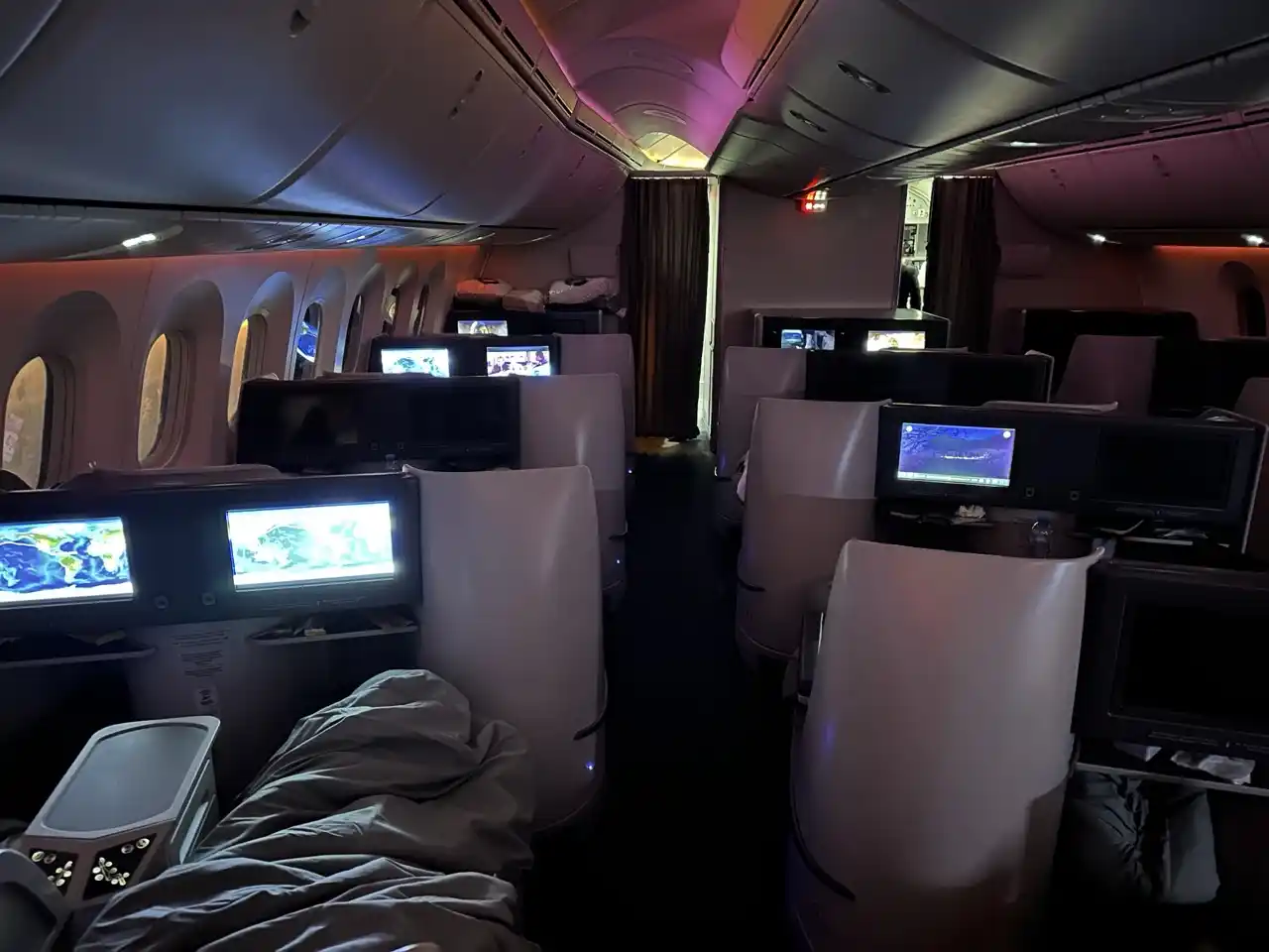 Aeromexico 787-8 Business Class from Seoul to Mexico City: Cusiness Class cabin during the flight