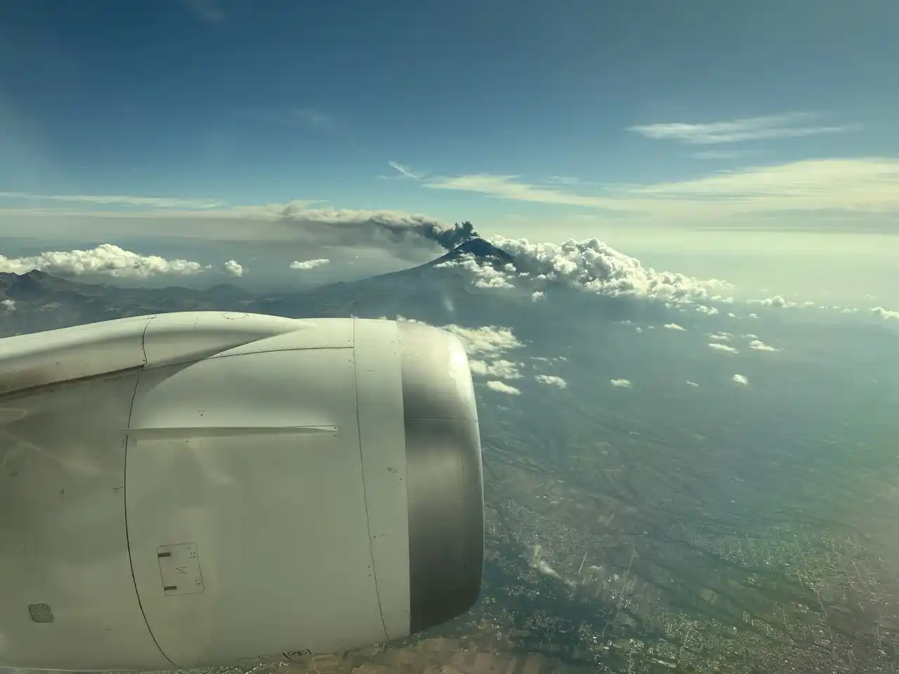 Aeromexico 787-9 Takeoff and Popocatépetl Volcano Activity