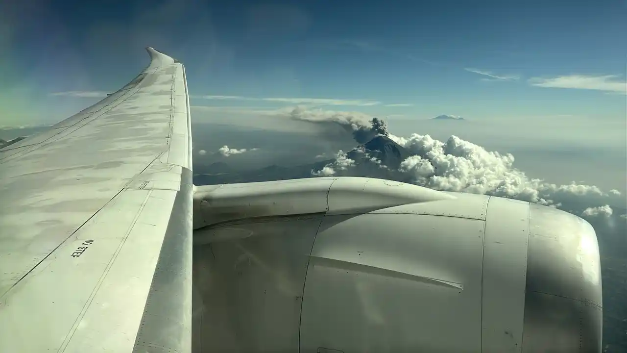 Aeromexico 787-9 Takeoff and Popocatépetl Volcano Activity