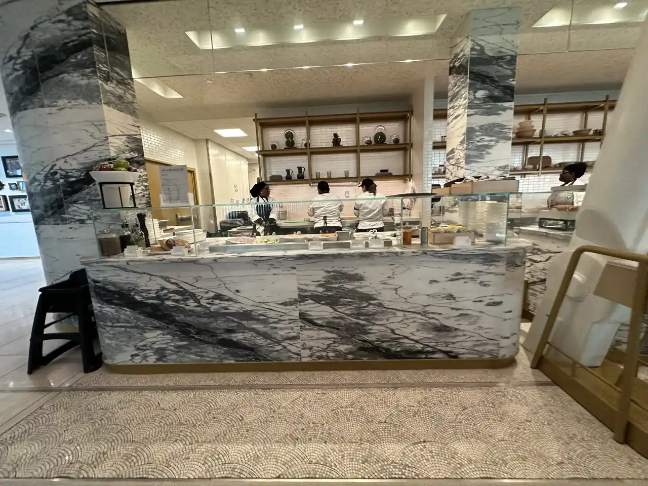 Delta One Lounge JFK: Food Market (Buffet)