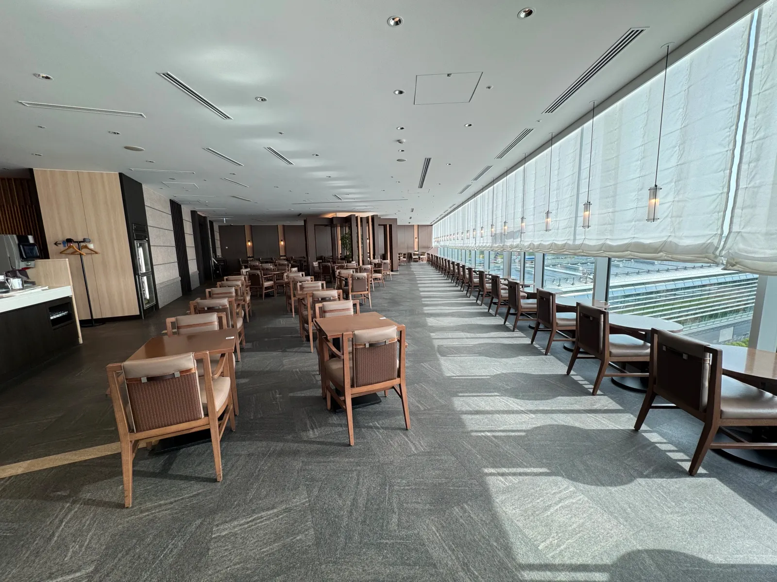 JAL Sakura Lounge at HND