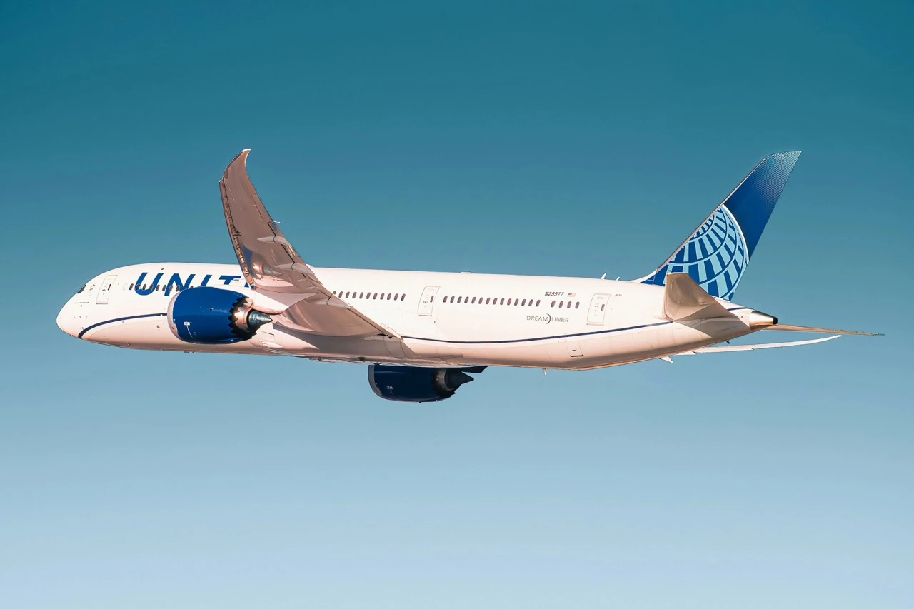 United Airlines 787.