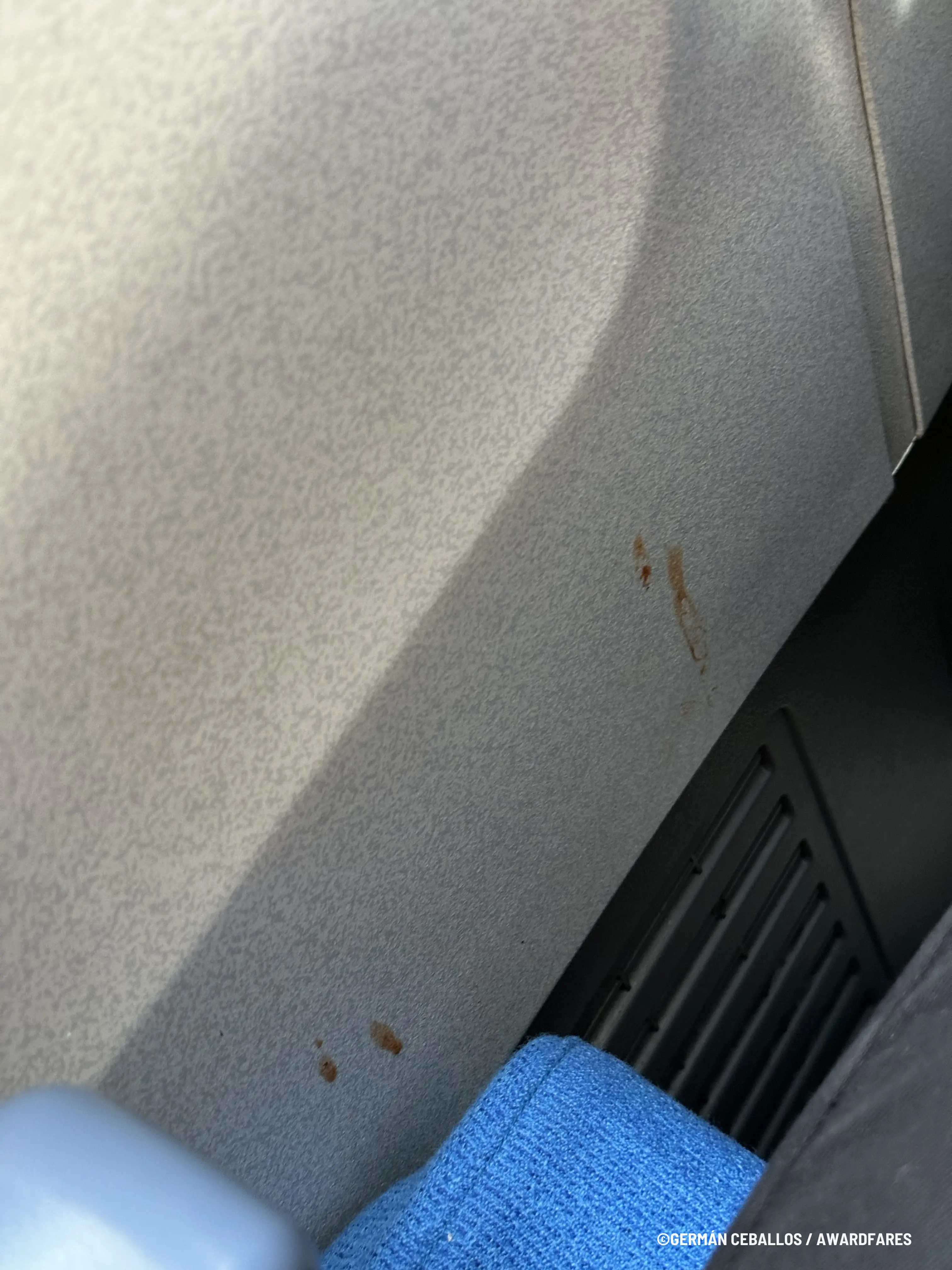 Xiamen Air 737-800 Economy Class Review: Dirty cabin and trails of ketchup.